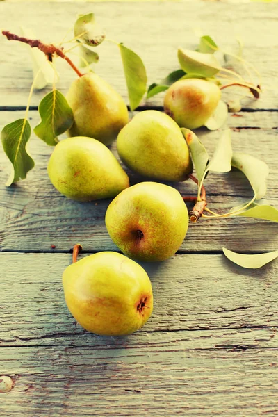 Pears on wood table — Stock Photo, Image