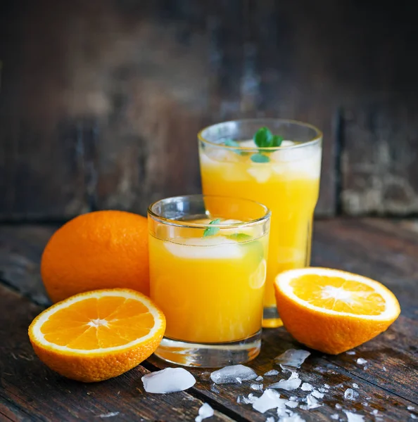 Jugo Naranja Con Naranjas Sobre Fondo Madera —  Fotos de Stock