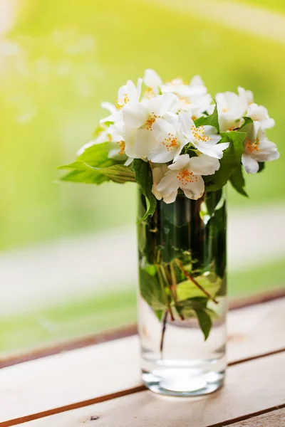 Strauß Weißer Narzissen Vase Auf Fensterbank — Stockfoto