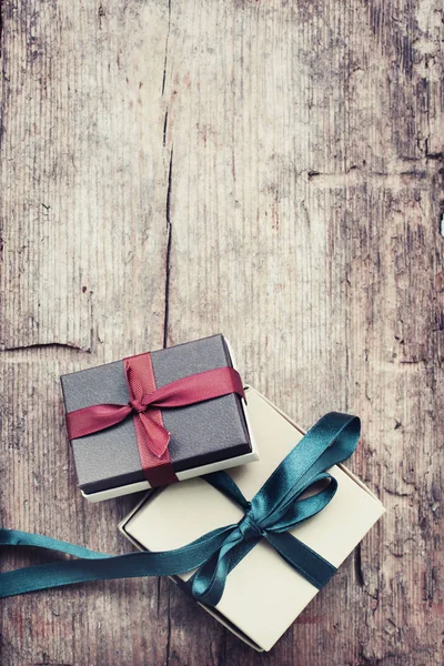 Kleurrijke Geschenkdozen Met Linten Houten Achtergrond — Stockfoto