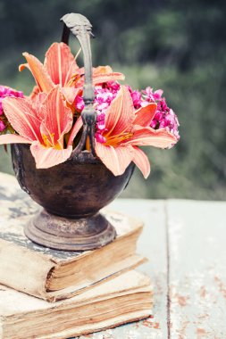 Yeşillik ve otlar ile inanılmaz çiçek açan çiçekler