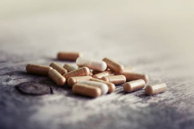 haplardan closeup görünümü yığın halinde ahşap masa üzerinde yerleştirilir.