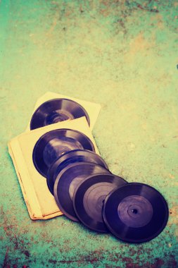 vinil kayıtları yığın closeup görünümünü ahşap tablo