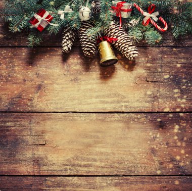 çam kozalakları ve bells Noel süsleri vintage tarzı olarak closeup görünümü