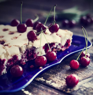 İştah açıcı kiraz pasta ahşap arka plan üzerinde