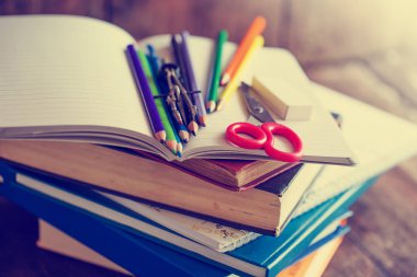 ahşap masa portre görünümü farklı okul malzemeleri