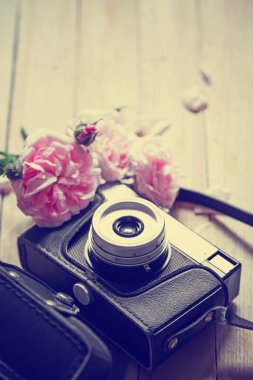çiçekli vintage fotoğraf makinesinin closeup görünümü