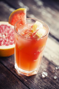 Greyfurt limonata ahşap masa üzerinde buzlu cam