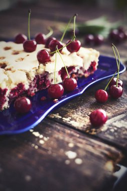 İştah açıcı kiraz pasta ahşap arka plan üzerinde