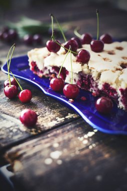 İştah açıcı kiraz pasta ahşap arka plan üzerinde