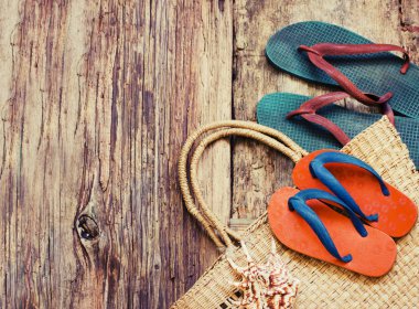 Flip flop hasır tote ahşap yüzey üzerinde renklendirilmiş