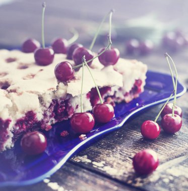 İştah açıcı kiraz pasta ahşap arka plan üzerinde