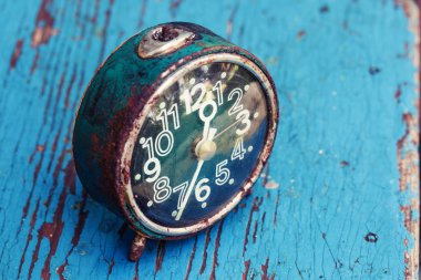 eski vintage saat ahşap yıpranmış masada