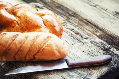ahşap masa üzerinde bıçak ile altın bütün taze ekmek