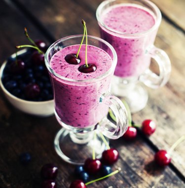 çilek yoğurt içeceği ahşap masa üzerinde closeup görünümü