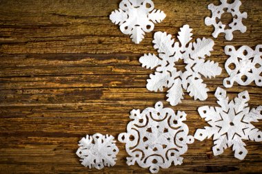 ahşap masa üzerinde kar taneleri ile Noel arka plan üstten görünüm