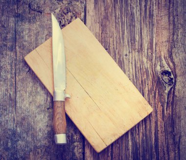 Ahşap arka plan üzerinde bıçak ve kara tahta üstten görünüm