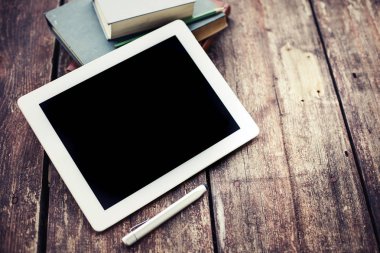 closeup görünümünü dijital tablet ve ahşap masanın üzerinde yatan dizüstü bilgisayarlar