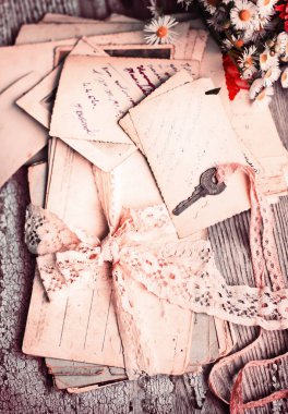 Vintage eski kağıtları zarif dantel kurdele, çiçek ve anahtar 