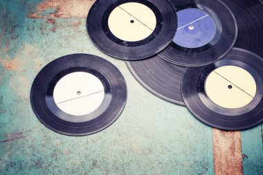 vinil kayıtları yığın closeup görünümünü ahşap tablo