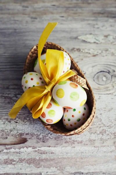 Vista Cerca Huevos Pascua Pintados Coloridos Funky Cesta — Foto de Stock