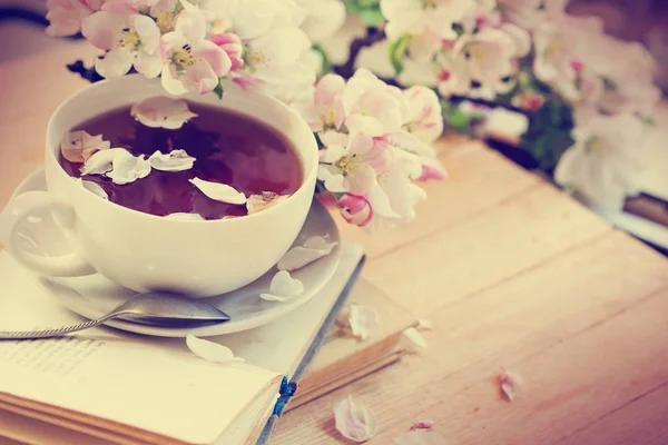 Closeup View Fresh Tea Cup Petals Book — Stock Photo, Image