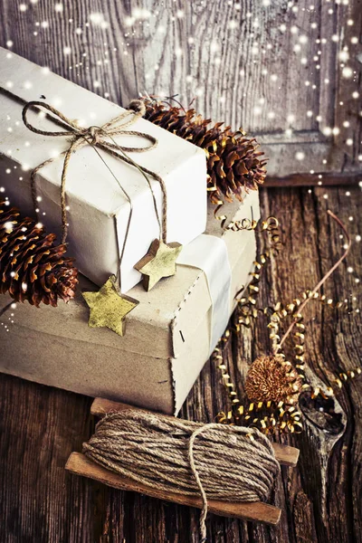Vértes Nézet Becsomagolt Karácsonyi Ajándékok Holiday Dekorációk — Stock Fotó