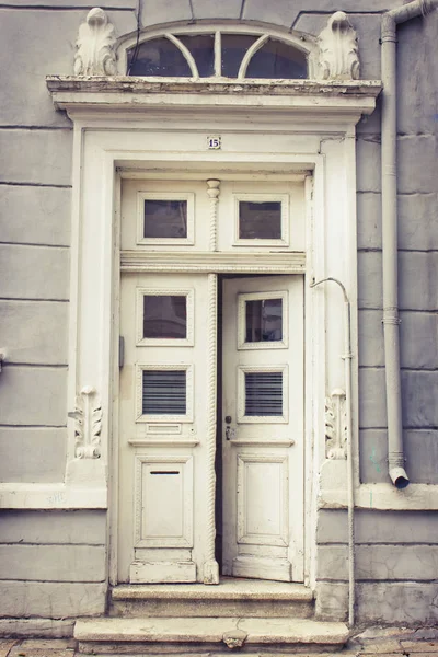 Vintage Puerta Blanca Antigua Fachada Del Edificio —  Fotos de Stock