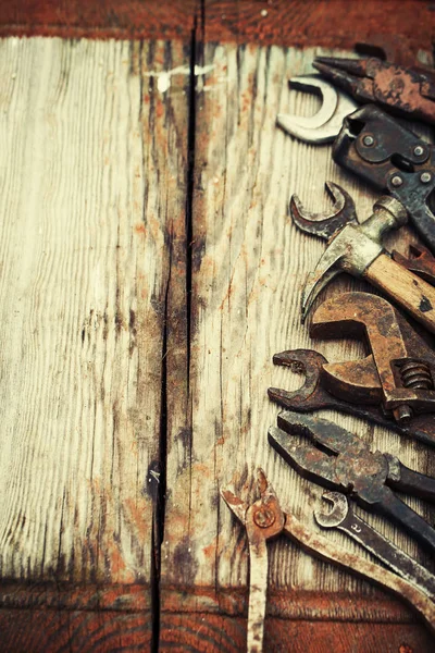 一套旧生锈的手工具在木桌上 — 图库照片
