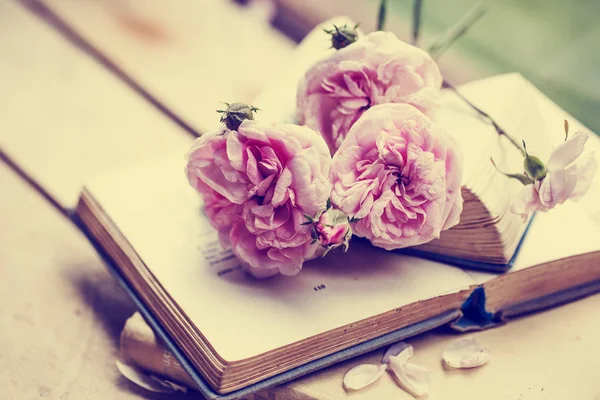 Roses Pivoines Fraîches Coupées Sur Vieux Livres Ouverts — Photo