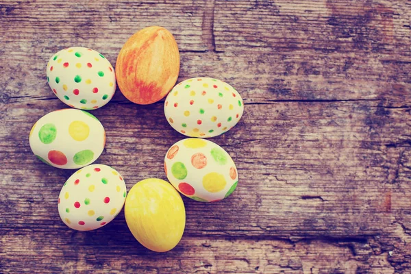 Vista Cerca Coloridos Huevos Pascua Pintados Sobre Fondo Madera — Foto de Stock