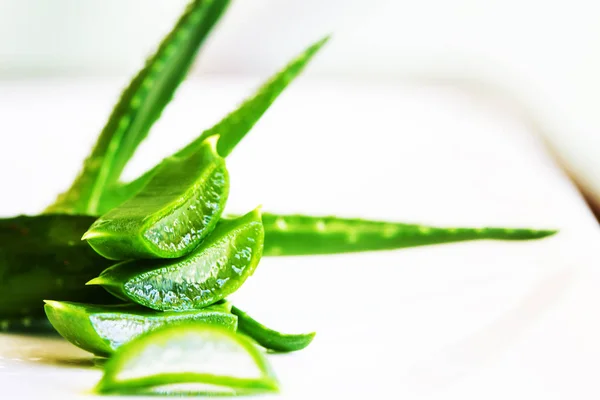 Primer Plano Sobre Las Hojas Aloe Rodajas Mesa — Foto de Stock