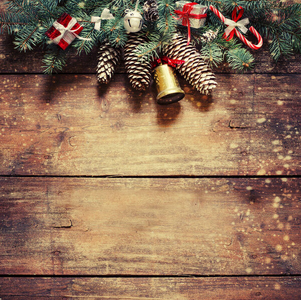 Крупный план сосновых шишек и колокольчиков в качестве рождественских украшений в винтажном стиле
