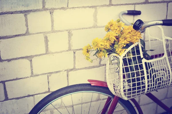 Vintage Bisiklet Üzerinde Asılı Dandelions Sepetle Closeup Görünümü — Stok fotoğraf