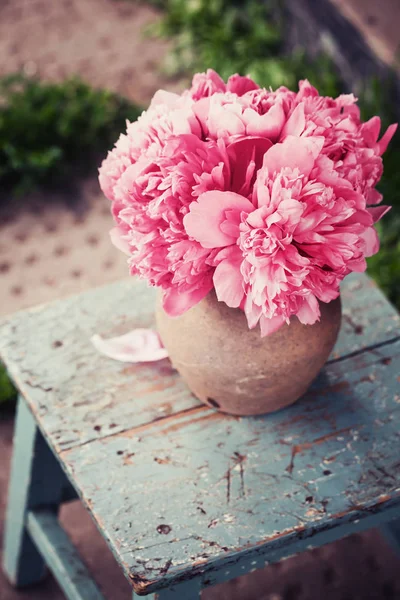 Rosa Pfingstrosen Rustikaler Vase Auf Schäbigem Holzhocker — Stockfoto