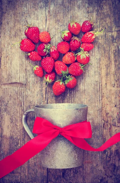 Fresas Rojas Maduras Forma Corazón Mesa Madera Con Taza Metal — Foto de Stock