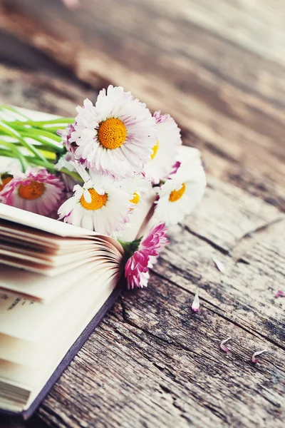 Bright Bouquet Daisies Open Book Wooden Table — Stock Photo, Image