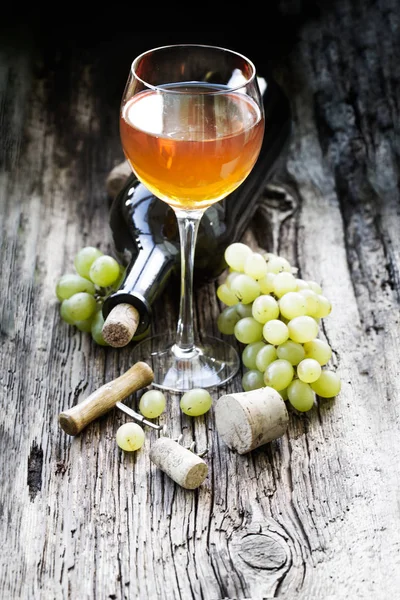 Fles Glas Wijn Druivenmost Kurken Houten Tafel — Stockfoto