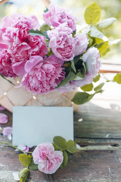 Roze Pioenrozen Vaas Onscherpe Achtergrond — Stockfoto