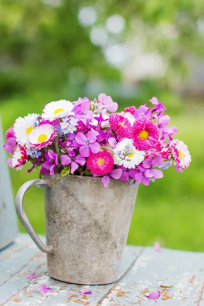 Ahşap Masa Üzerinde Metal Tencerede Renkli Kır Çiçekleri Buketi — Stok fotoğraf