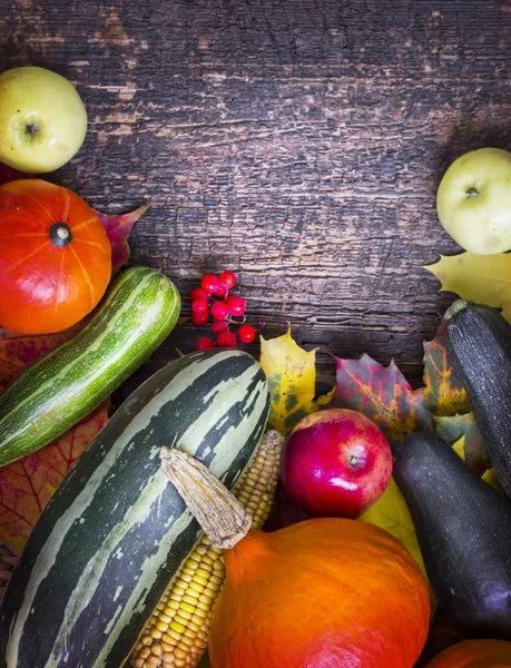 Autumnal Harvested Vegetables Wooden Surface Autumn Leaves — Stock Photo, Image