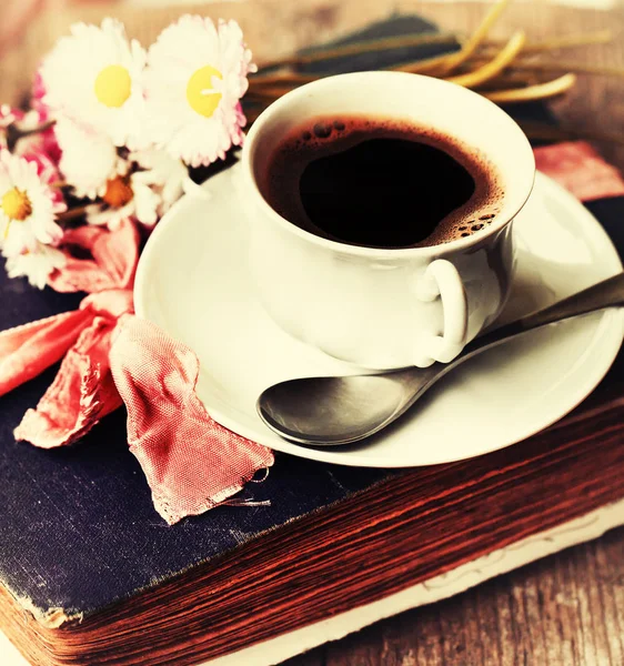 Lekker Kopje Koffie Bloemen Boeken Houten Achtergrond — Stockfoto