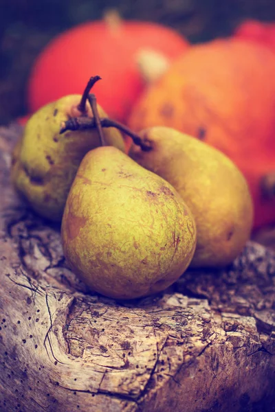 Pears on wood table — Stock Photo, Image
