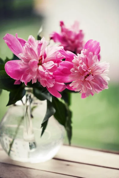 Bouquet Roses Pivoines Roses Vase Sur Table Jardin Bois — Photo