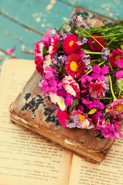 Closeup Άποψη Φυσική Άγρια Λουλούδια Μπουκέτο Πάνω Από Βιβλία Ξύλινη — Φωτογραφία Αρχείου
