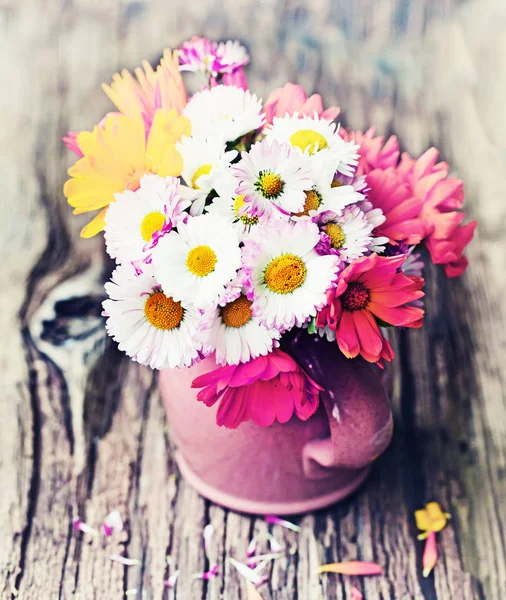 테이블에 냄비에 다채로운의 꽃다발 — 스톡 사진