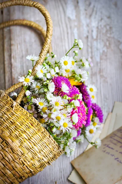 Boeket Van Kleurrijke Veldbloemen Upturned Mand Armoedige Houten Tafel Met — Stockfoto