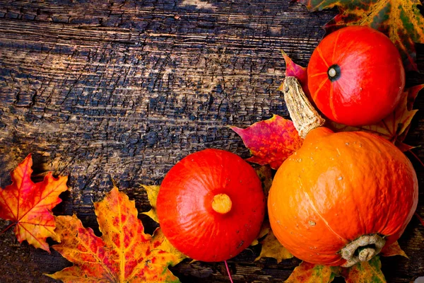 Ahşap Masa Üzerinde Pumpkins Ile Yığın Yerleştirilen Sonbahar Yaprak Üstten — Stok fotoğraf