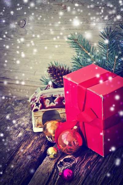 ビンテージ スタイルのカラフルなクリスマスの装飾のクローズ アップ ビュー — ストック写真