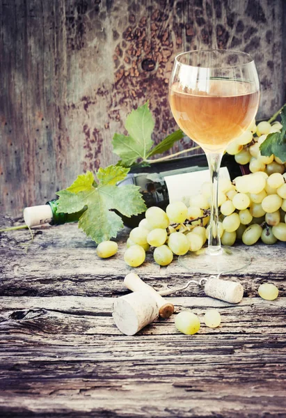 Fles Glas Wijn Druiven Kurken Houten Tafel — Stockfoto